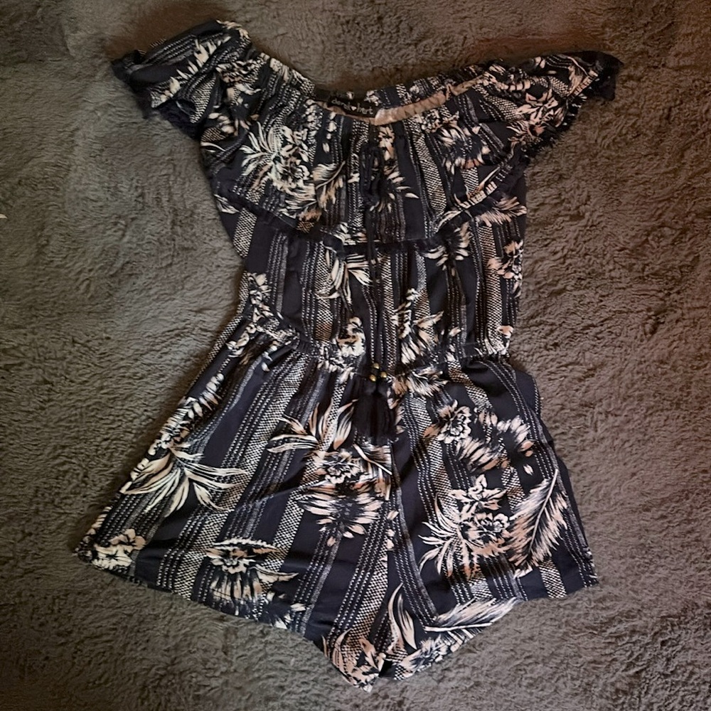 Super soft navy flower print 🌺 romper